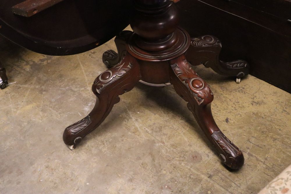 A Victorian mahogany tilt-top oval loo table, width 134cm depth 100cm height 74cm